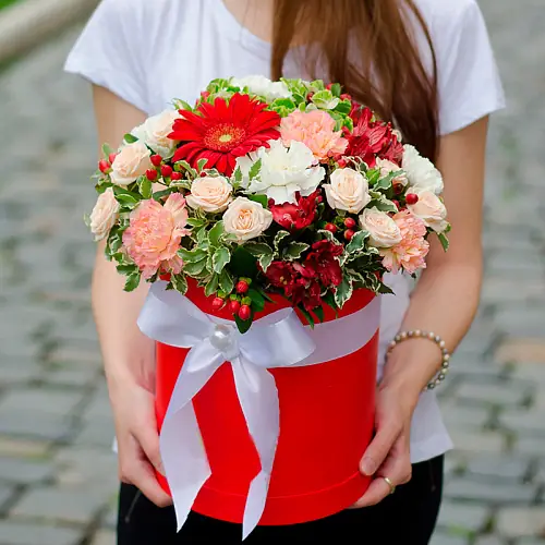 Шляпная коробка "Близкая и далекая"