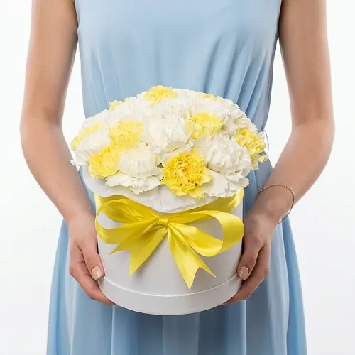 Шляпная коробка с цветными гвоздиками