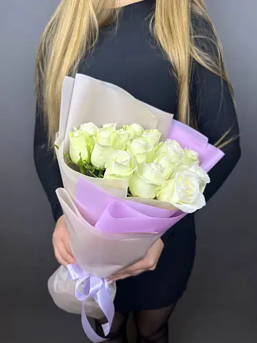 Букет живых цветов из 17 Белых Роз оформленный в дизайнерскую упаковку