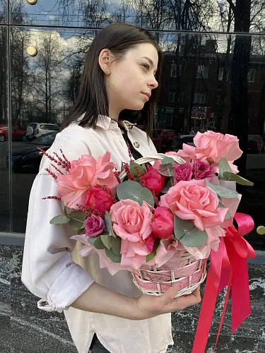 Корзина цветов с пионами и розой 