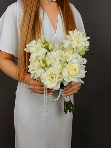 Букет невесты из кенийских роз и  эустомы