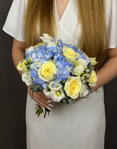 Свадебный букет невесты из эустомы и гортензии
