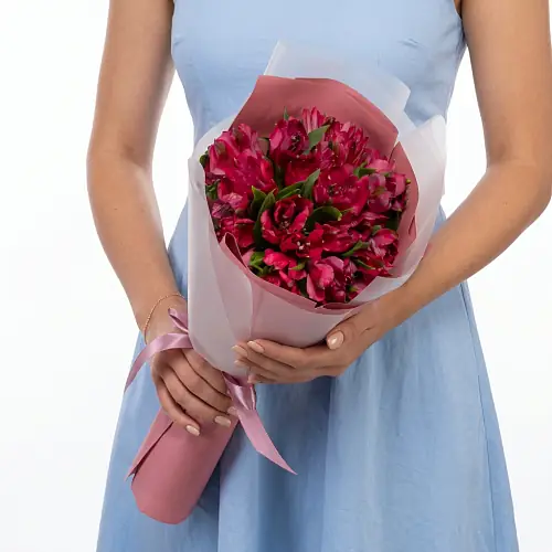 5 Малиновых Альстромерий в упаковке