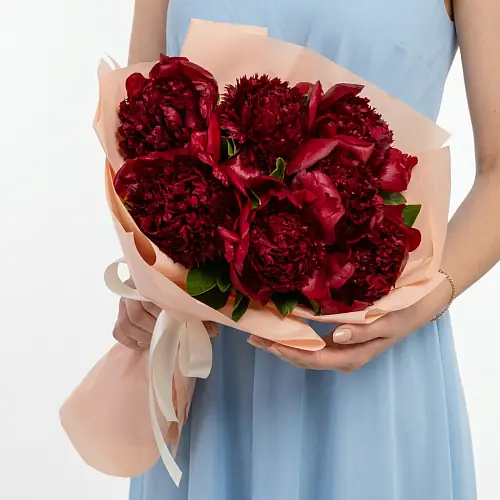 Авторский букет из 7 Красных Пионов