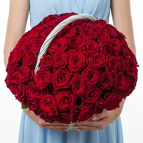 Букет из 101 красной розы Ред Наоми в корзине