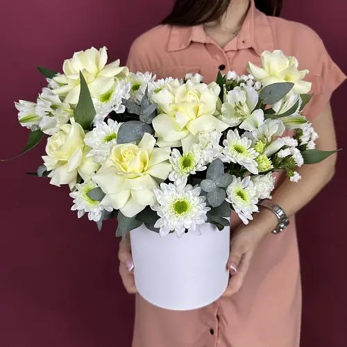 Композиция живых цветов с хризантемой и белыми розами