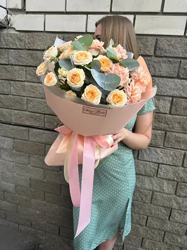 Букет живых цветов с гвоздикой и кустовой розой в дизайнерской упаковке