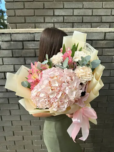 Букет с гортензией и альстромерий