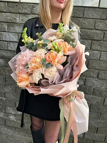 Авторский букет с розой и гортензией