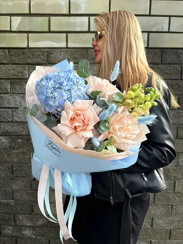 Букет с голубой гортензией и розой 