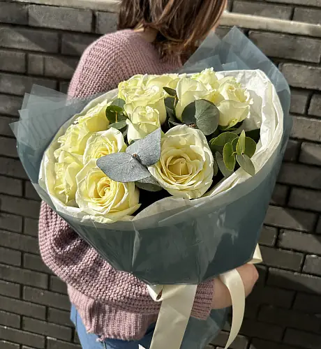 13 Белых роз с эвкалиптом