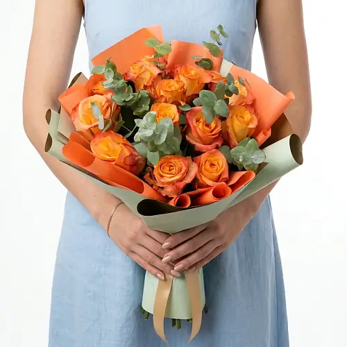 Букет из пламенных роз с эвкалиптом (40 см)