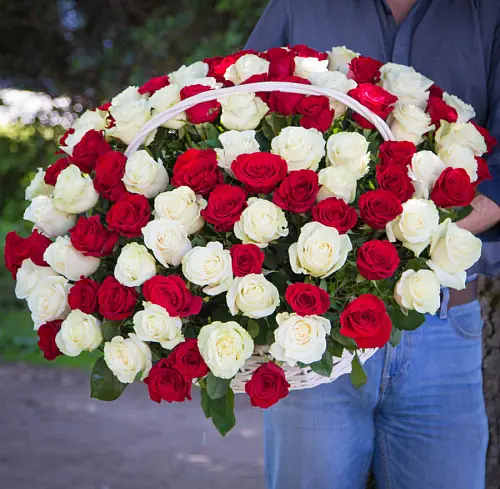 Корзина красно белая Эквадор