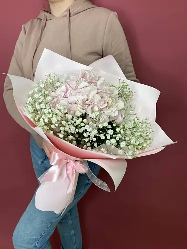 Букет с гортензией и гипсофилой 