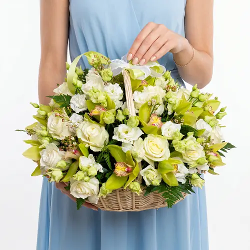 Корзина с орхидеями и розами