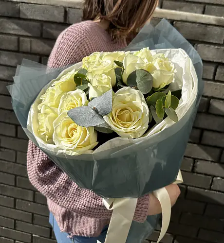 13 Белых роз с эвкалиптом 