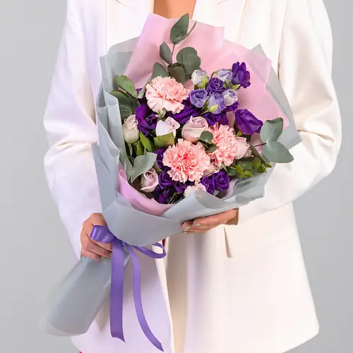 Композиция с эустомой и гвоздикой