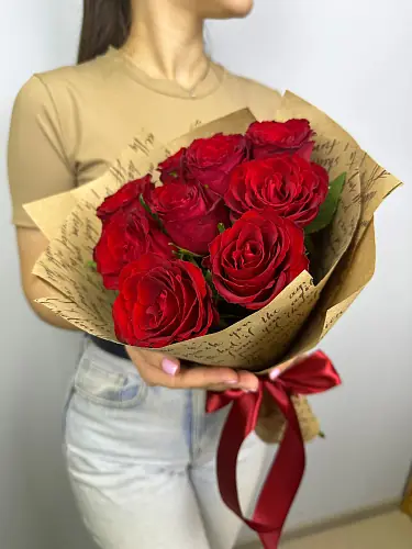 Букет живых цветов из 9 Красных роз оформленный в дизайнерскую упаковку