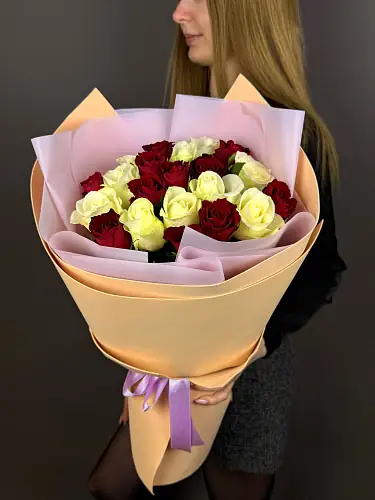 Букет из красных и белых роз