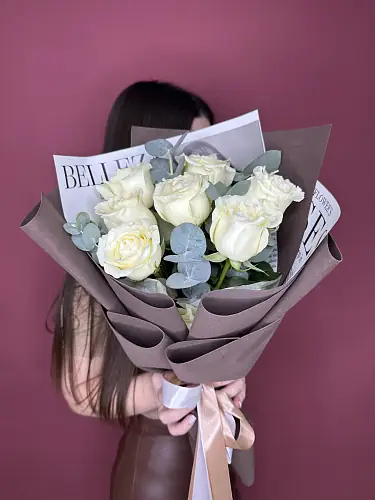 7 Белых роз с эвкалиптом в упаковке