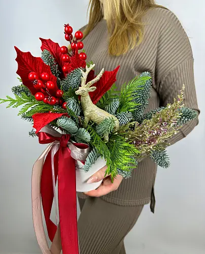 Новогодняя коробка с туей и нобилисом 