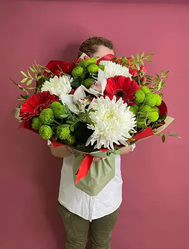 Букет из кустовых хризантем и гербер