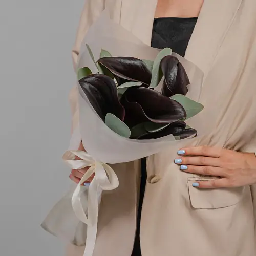 Чёрный букет с эвкалиптом 