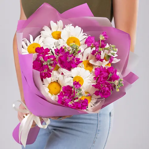 Букет из маттиолы и ромашки 