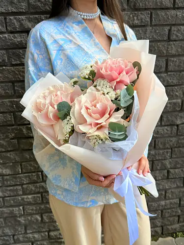 Букет из роз и статицы в стильной упаковке