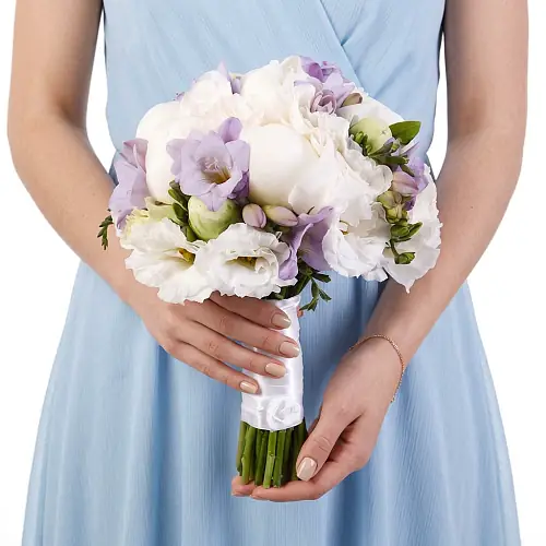 Букет с эустомой и пионами