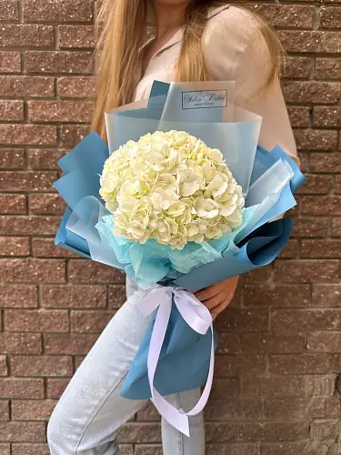 Букет живых цветов с белой гортензией оформленный в дизайнерскую упаковку