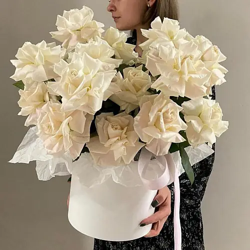 Французские белые розы в шляпной коробке 