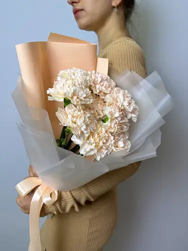 Букет живых цветов из 9 диантусов оформленный в дизайнерскую упаковку