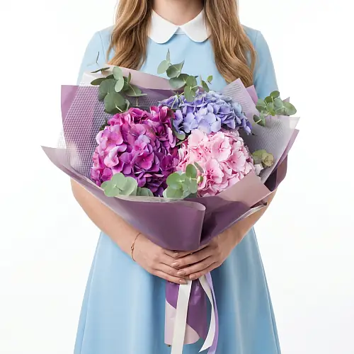 Букет из 3 разноцветных гортензий