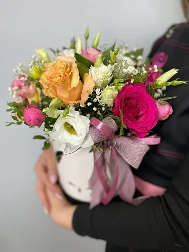 Шляпная коробка с цветами “Без повода” из роз и гипсофил