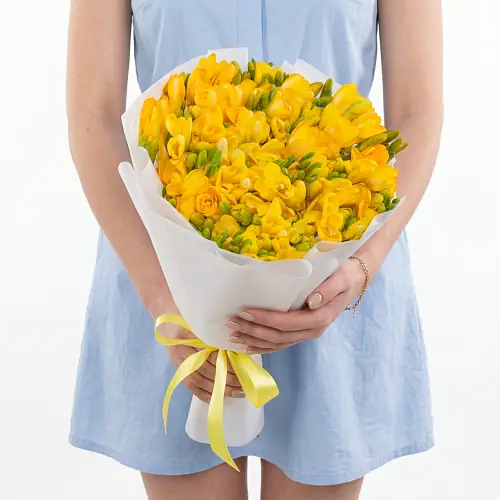 35 Желтых Фрезий в упаковке