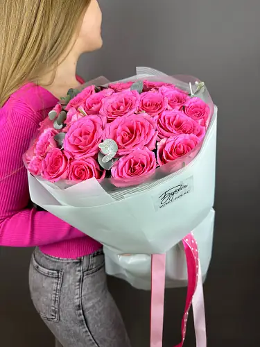 Букет из 17 роз с эвкалиптом