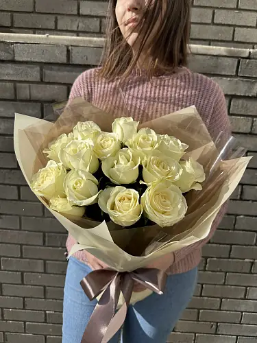 Букет живых цветов из 15 Белоснежных роз оформленный в дизайнерскую упаковку