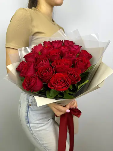 21 Красная роза в дизайнерской упаковке