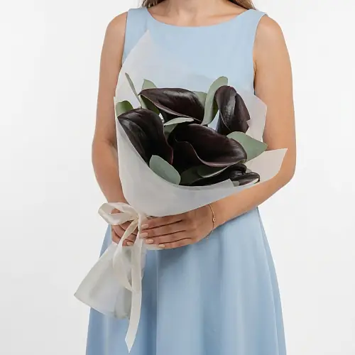 Чёрный букет с эвкалиптом