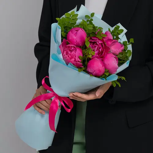 Букет из 7 Малиновых Пионов