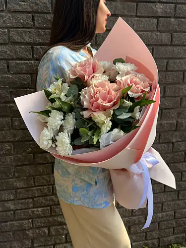 Авторский букет с альстромерией и розами 