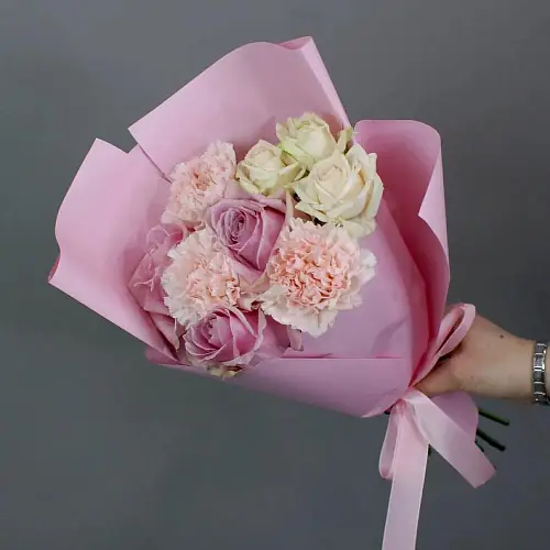 Букет с гвоздиками и розами