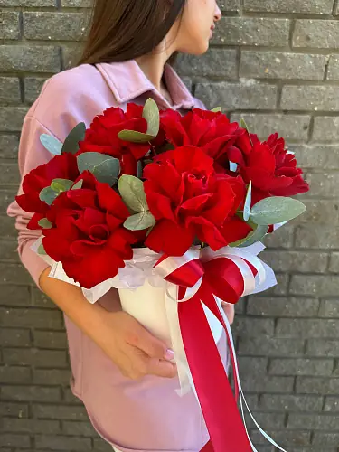 Букет живых цветов с французской красной розой и эвкалиптом в шляпной коробке