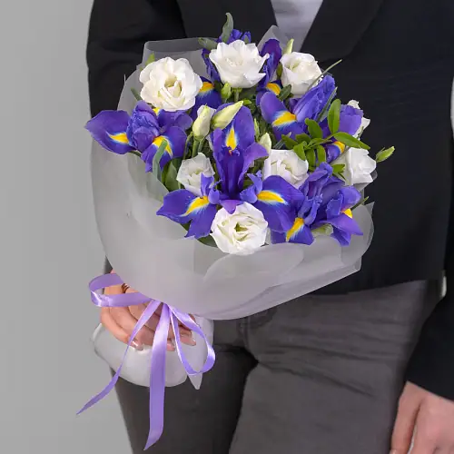 Букет живых цветов из ирисов и эустомы