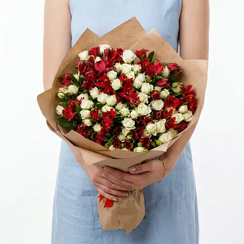 Букет "Красные Альстромерии и Розы"