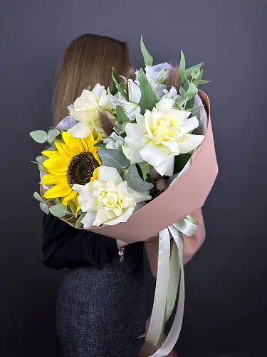 Букет с подсолнухом и альстромерией