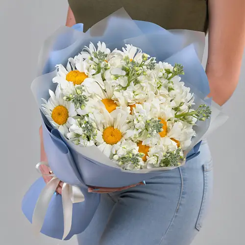 Букет из ромашек и маттиол