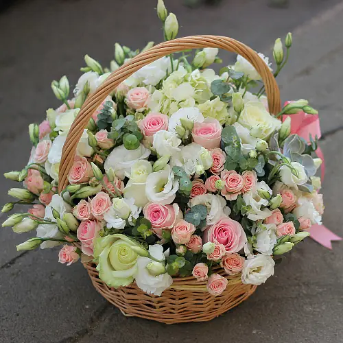 Корзина цветов белых и розовых