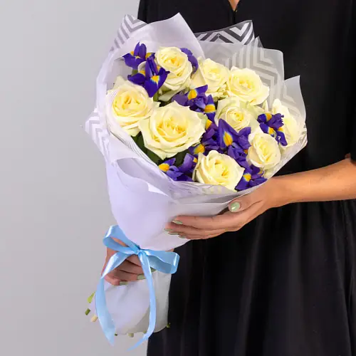 Букет из ирисов и белой розы 